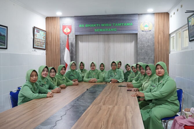 Persit KCK Anak Ranting 2 Rumkit Tk III 04.06.02 Ikuti Zoom Meeting Serentak Bersama Makesdam IV/Diponegoro: Edukasi Waspada Pinjol dan Investasi Ilegal