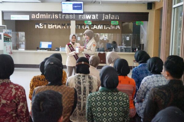 Sosialisasi Mobile JKN: Duta Mobile JKN dari RS Bhakti Wira Tamtama Edukasi Pasien tentang Layanan Digital BPJS