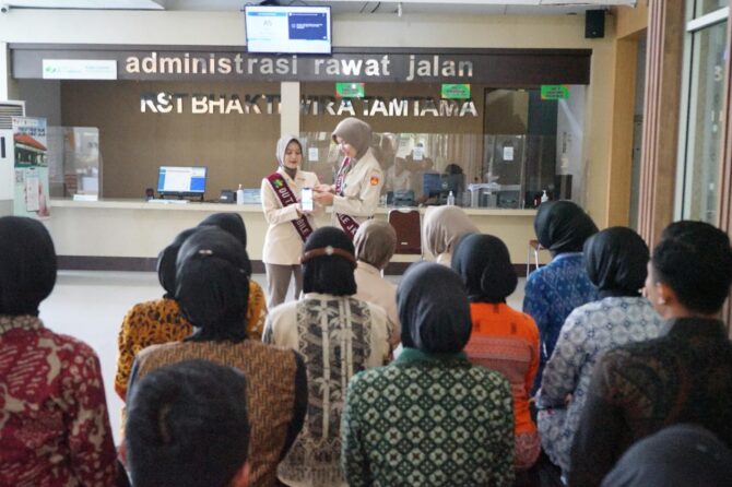 Sosialisasi Mobile JKN: Duta Mobile JKN dari RS Bhakti Wira Tamtama Edukasi Pasien tentang Layanan Digital BPJS