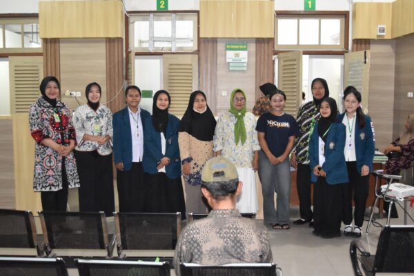 Gandeng Mahasiswa FKM Undip, PKRS RS Bhakti Wira Tamtama Edukasi Pasien Soal TB dan Kebersihan